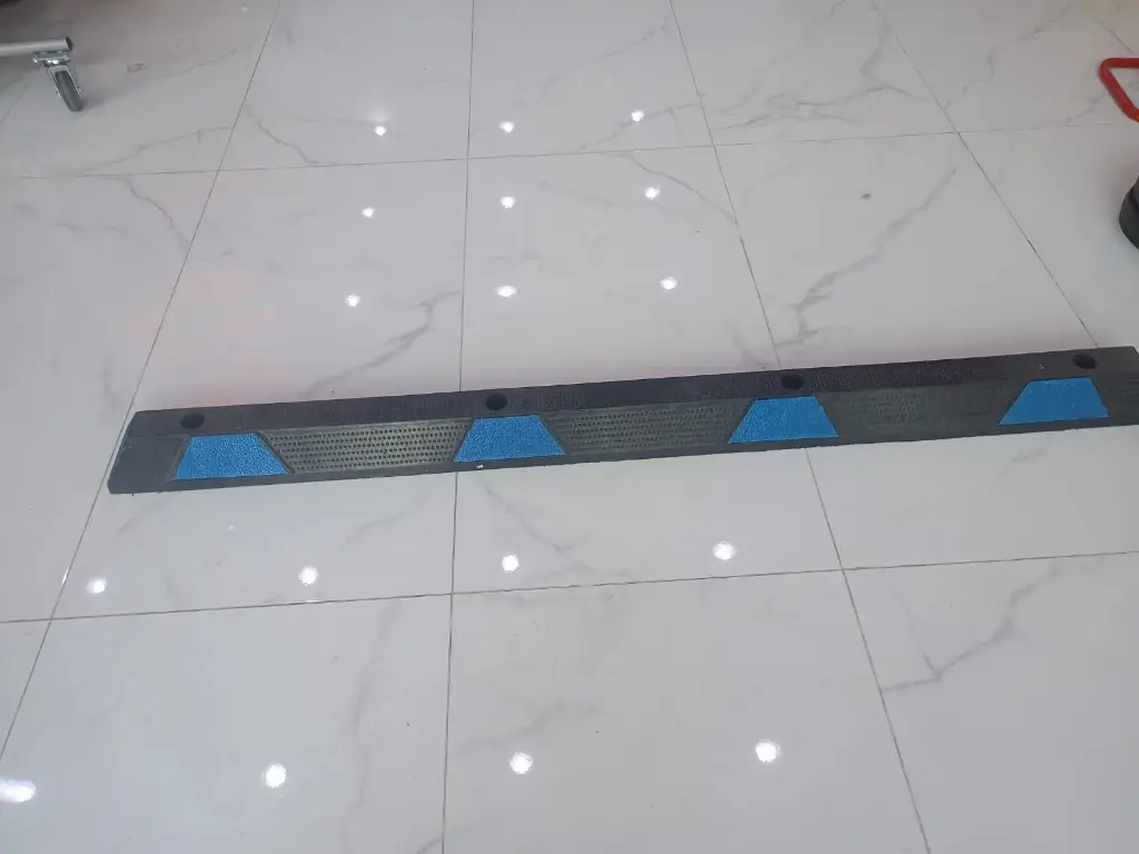 مصد ارضي 1.83 متر اسود خط ازرق ناعم