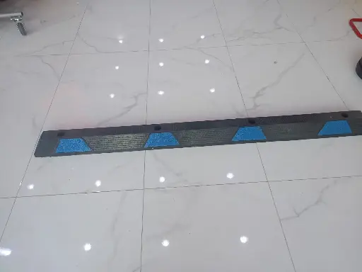 مصد ارضي 1.83 متر اسود خط ازرق ناعم