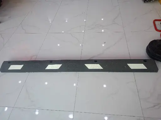 مصد ارضي 1.83 متر اسود خط ابيض خشن